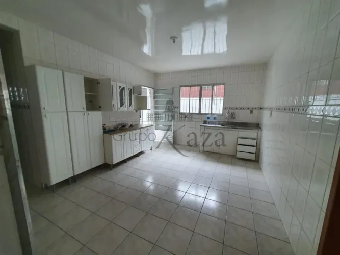 Casa - Monte Castelo - 3 Dormitórios - 200m².