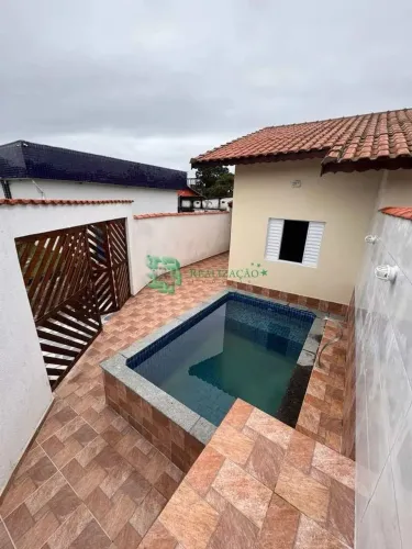 CASA COM PISCINA BARATA EM MONGAGUÁ, VENHA CONHECER.
