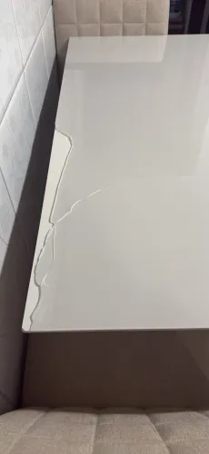 Mesa tampo de vidro com detalhe 