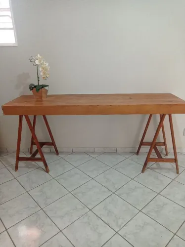 Mesa de madeira com cavaletes
