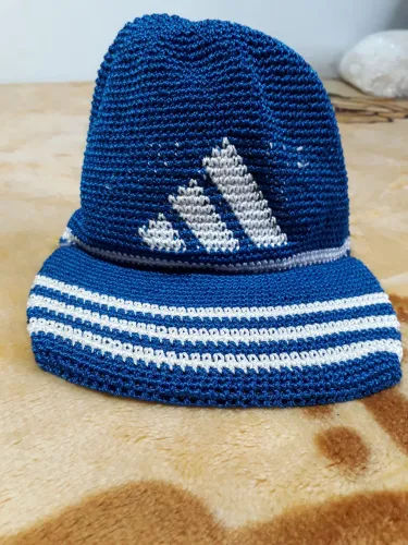 Boné infantil feita à mão 