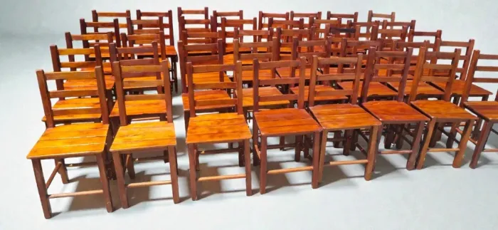 Cadeiras de eucalipto, cor mogno, em bom estado.
