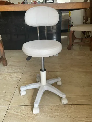 Cadeira Giratória para Estética, Massagista, Tatuador - Regulagem de Altura