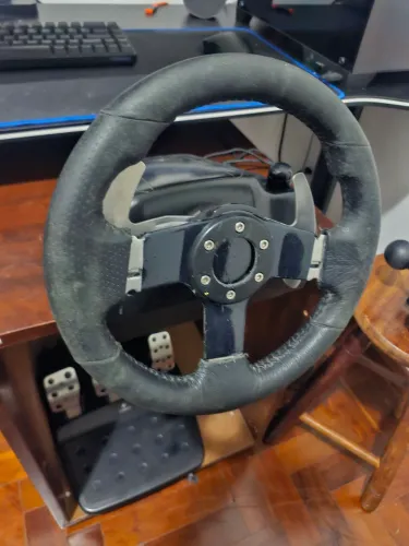 Volante logtech g27 com detalhes