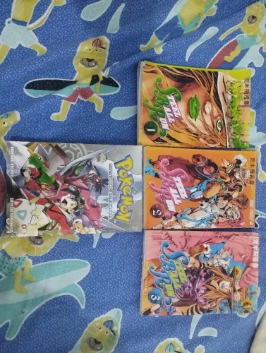 3 mangas de Jojo e 1 de Pokémon 20 reais cada 80 reais todos