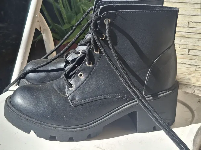 Bota coturno preto com salto