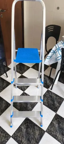Escada de Alumínio MOR 4 Degraus Dobrável - Leve e Resistente
