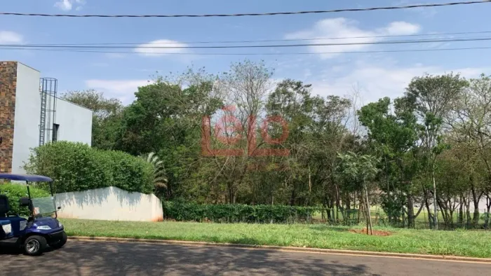 Terreno a venda em Condomínio fechado