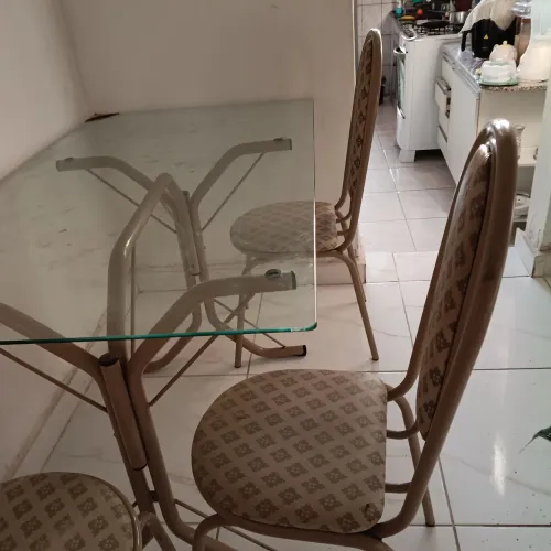 Vendo essa mesa de vidro largura 1.40de comprimento e 80 de largura com 4 cadeiras cor cad