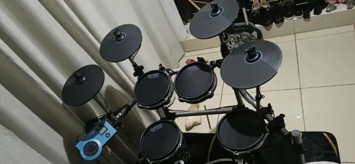 A Bateria Eletrônica X-Pro C. Ibañez ED44 é um kit completo com peles porosa, 350 sons