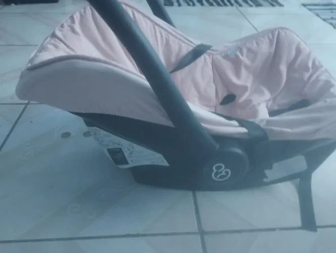 Bebê conforto e trocador que pode por banheira de neném 