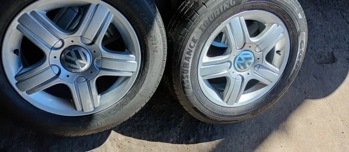 Hum jogo de rodas aro 14 com pneus furacão 4 por 100 volkes GM Honda Corolla e outros com