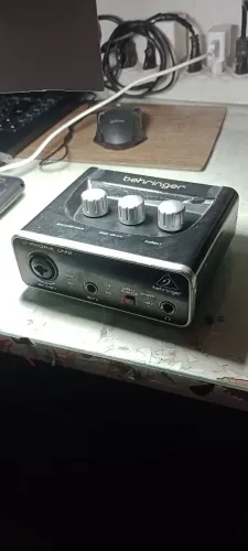 Interface de áudio Behringer um2