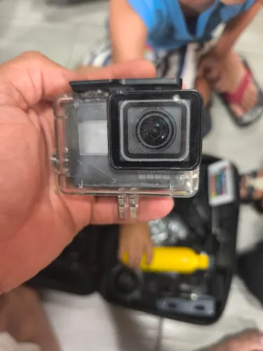Go pro hero 5 com maleta de acessorios e capa a prova de água e boia!!