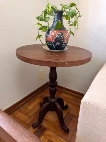 Mesa lateral em madeira