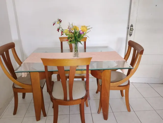 Sala de jantar em madeira e tampo de vidro medida 130x 90cm