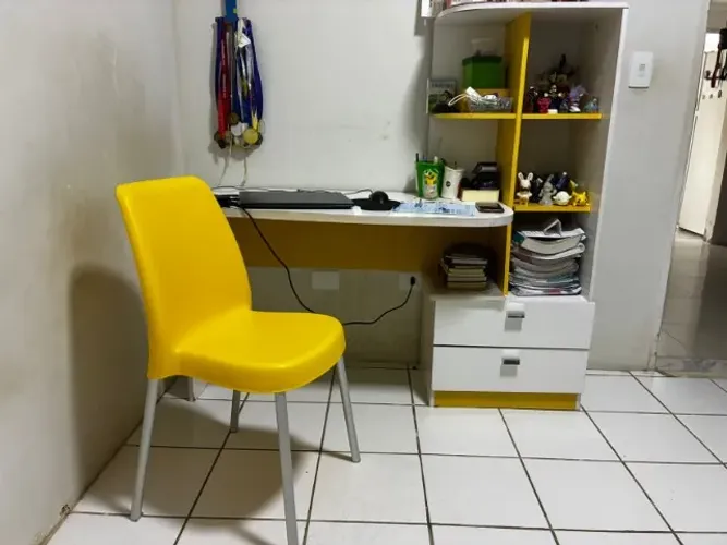 Vendo: Escrivaninha com cadeira! R$ 320,00 no cartão parcelado ou 300,00 à vista? para ret