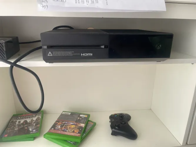 Xbox One FAT + 5 jogos físicos + RDR2 digital