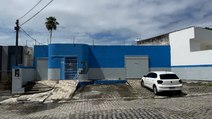 Excelente casa com galpão no centro.