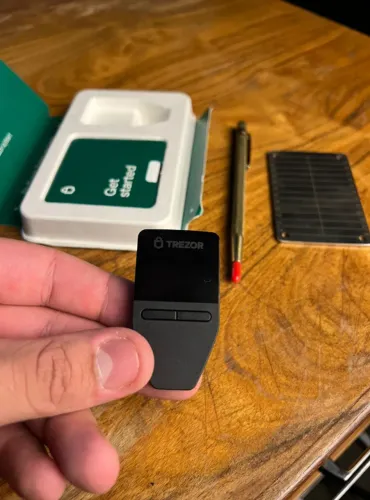 Carteira Física de Criptomoedas Trezor Safe 3 Hardware Wallet