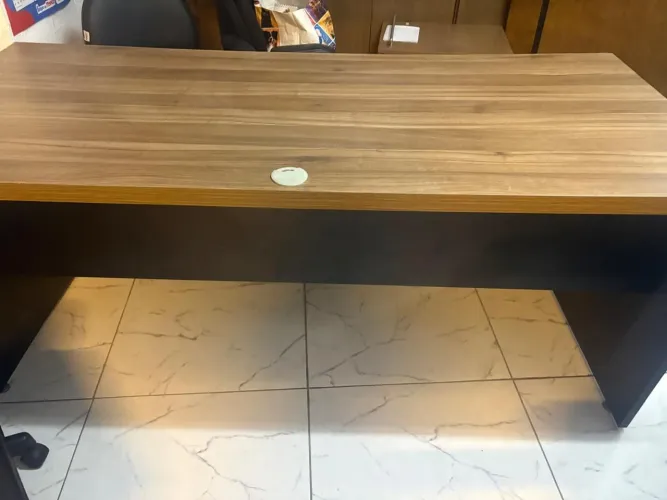 Mesa de diretor e cadeira