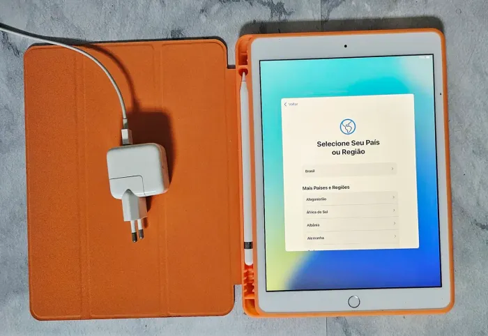Vendo iPad 7 (10.2") 128GB na cor Prata - Bom Preço, Bateria Saudável + Cabo Original