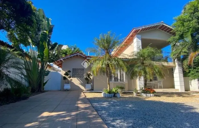 Casa mobiliada para alugar no Campeche, 3 dormitórios, Piscina e Pet Friendly.