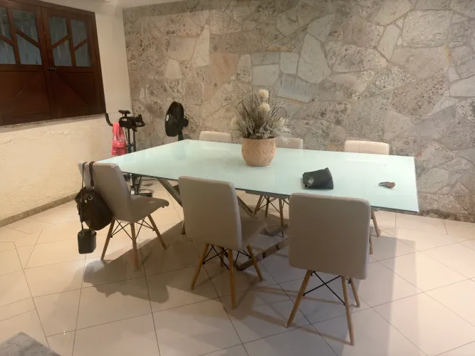 Vendo mesa com cadeira 
