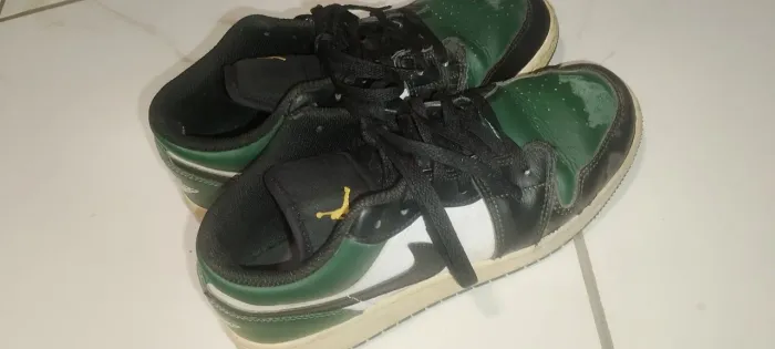 Vendo dois pares de tênis