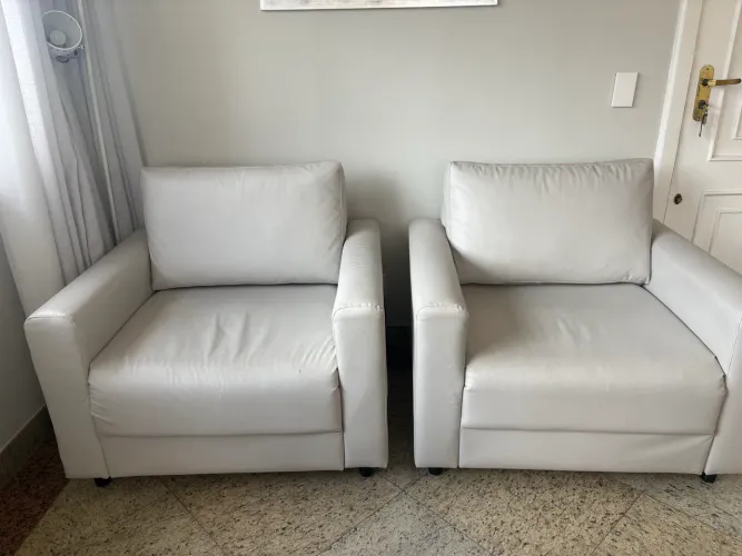 Poltronas Tok Stok - revestidas em courino