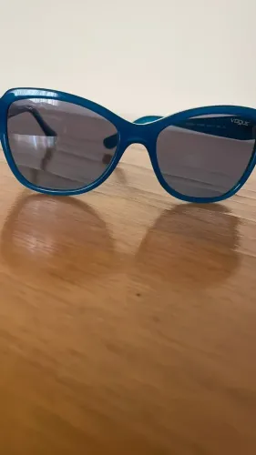 óculos de sol da marca "VOGUE" na cor azul