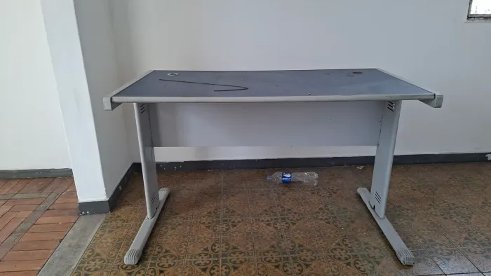 MESA DE ESCRITÓRIO, shopping Matriz. 1,22m largura, 0,75 altura, 0,61 profundidade