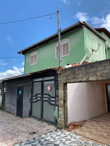 Telhado completo, portões em ótimo estado, tudo que quiser retirar na casa.