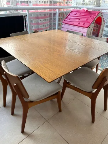 Mesa de madeira (Estar Móveis) 1,36m X 1,36m + 06 cadeiras