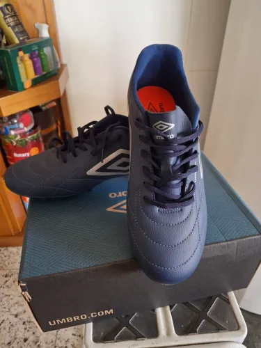 Chuteira de campo Umbro nr 44, usado uma vez , costurada na ponta.