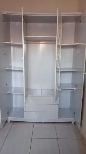 Guarda-roupa infantil usado, em bom estado de conservação.