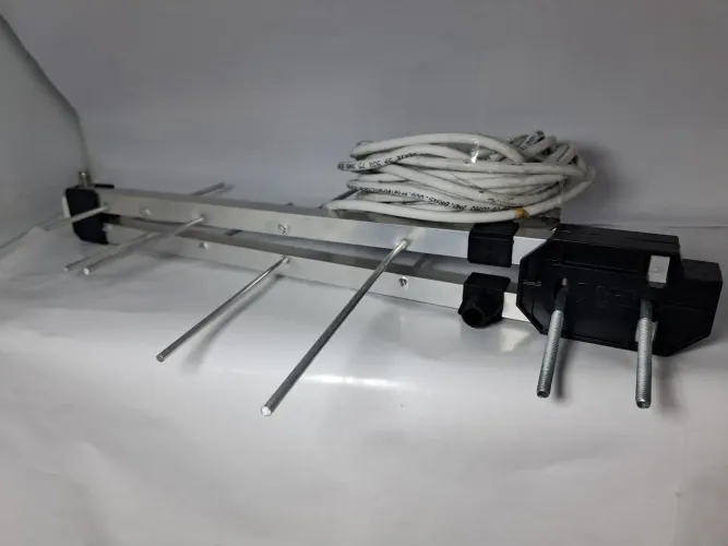 Antena de TV com cabo coaxial de 9 metros.