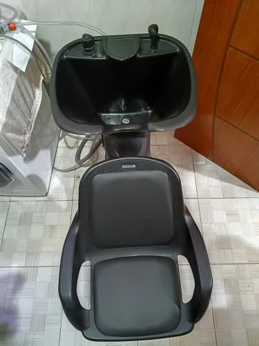 Lavatório de cabelo reclinável acolchoado com ducha e mangueira 