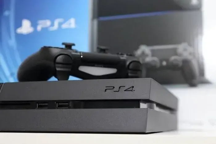 Vendo PS4 com 6 jogos e dois controles.