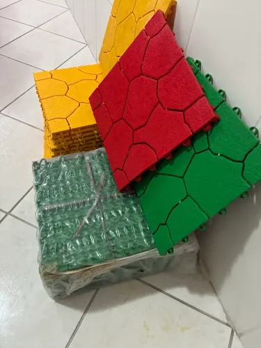 Pisos modulares de encaixe 30 X 30 cobre área de 2,50 m2