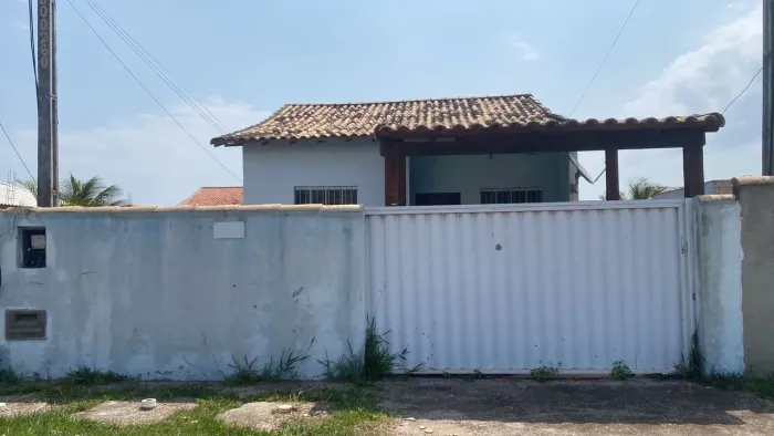 VENDO CASA 2 QUARTOS,1SUITE, 2 GARAGENS e VARANDA.