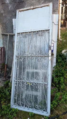 Porta de ferro com portiola de vidro 