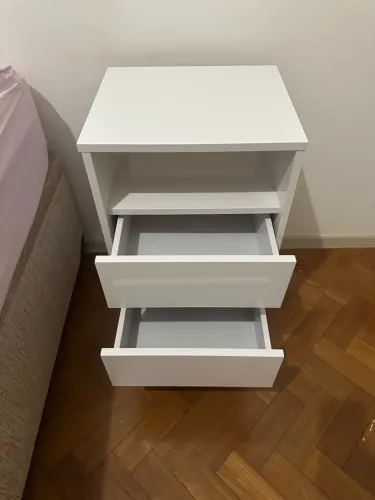 Conjunto com 2 Mesas de Cabeceira Retrô - Brancas - 2 Gavetas e Nicho
