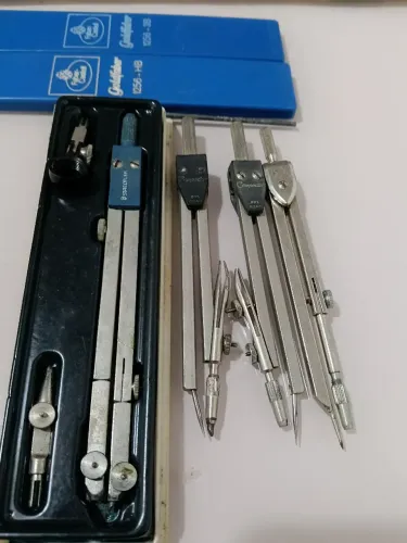 Quatro Compassos um Staedtler de precisão, dois Compacto, um Kin