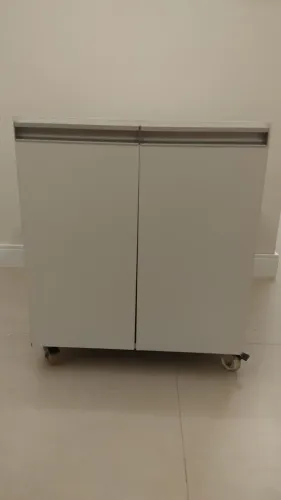 Armário / Gabinete branco de madeira para cozinha, área de serviço ou banheiro 