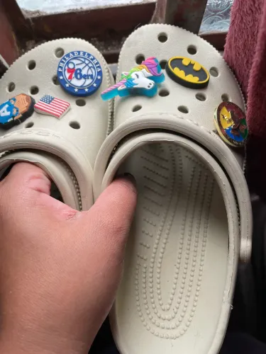 Crocs nova bege e ganha dois bixinho de brinde