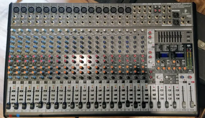 Mesa de Som Behringer SX2442FX (NECESSITA DE REVISÃO)
