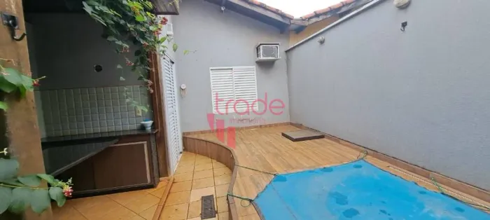Casa à Venda no Condomínio Portal dos Pinheiros de 03 Quartos com Piscina.