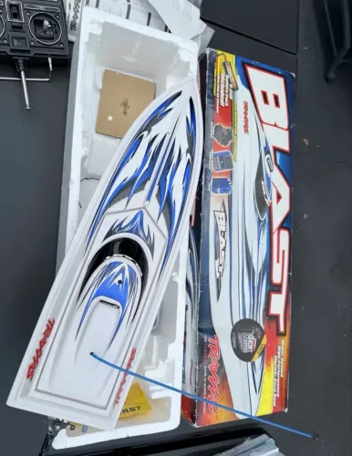 TRAXXAS Blast modelo 3810 barco de controle remoto na caixa com rádio, bateria,