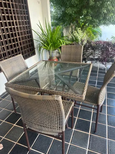 MESA COM 4 CADEIRAS